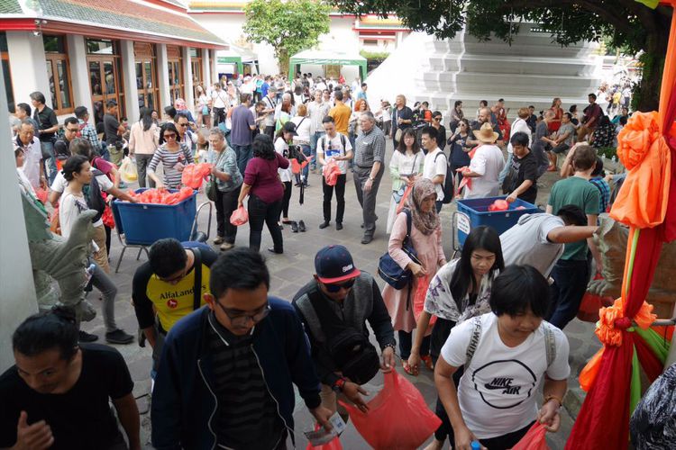 Peserta Cordela Vacation membuka alas kaki sebelum masuk melihat patung Budha di Wat Pho salah satu kuil ikonik di Bangkok, Thailand, Mingu (4/2/2018).