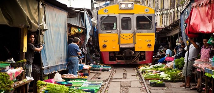 Pasar Maeklong - Pasar Unik Di Tengah Rel Kereta Api